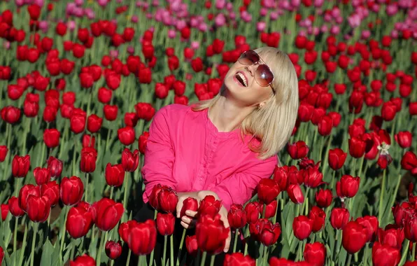 Картинка поле, девушка, тюльпаны