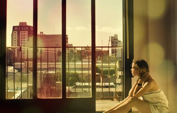 Девушка, солнце, балкон, сидит