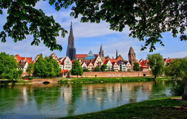 Картинка зелень, небо, облака, деревья, город, река, Германия, Бавария