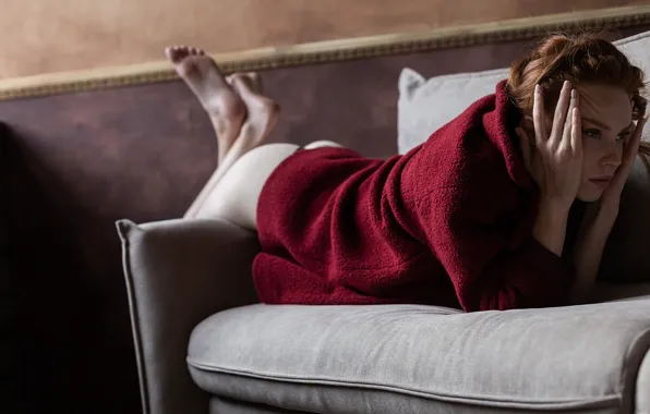 Картинка девушка, веснушки, ножки, на диване, Сауле Халиуллина
