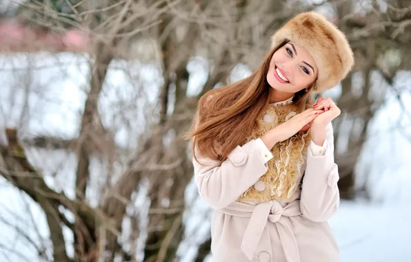 Картинка зима, взгляд, снег, деревья, улыбка, шапка, портрет, макияж