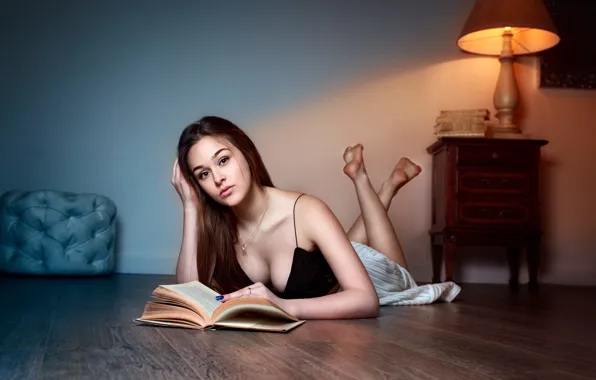 Декольте, книга, ножки, Daniela, Vasile Tiganas