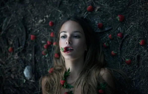 Картинка девушка, ягоды, фон, земля, клубника