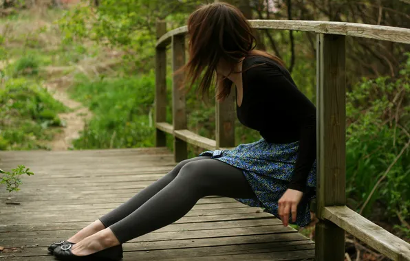 Девушка, мост, природа, брюнетка, сидит