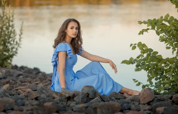 Простота, камни, берег, водоем, красивая девушка, очарование, голубое платье, женственность
