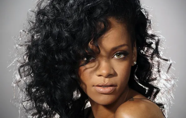 Картинка глаза, взгляд, фон, волосы, певица, Rihanna, кудри