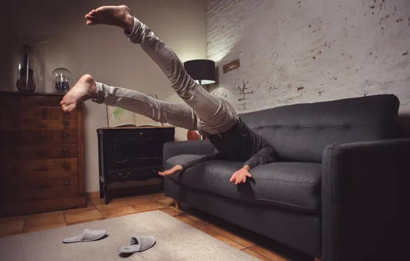 Диван, человек, кмната