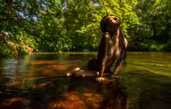 Вода, девушка, природа, поза, брюнетка, косички, Максим Густарёв