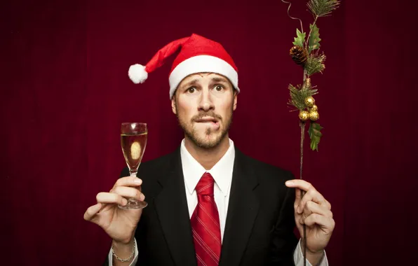 Новый год, шампанское, в шапке, новогодний фон, с бокалом, парень в костюме, поздравляет, еловая ветка