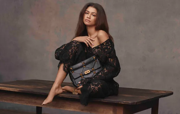 Девушка, поза, брюнетка, сумка, ножки, красотка, Valentino, Zendaya