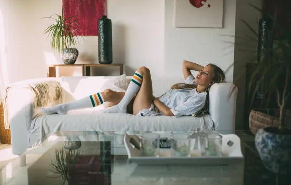 Картинка девушка, поза, диван, картина, футболка, блондинка, ножки, Alex Haala