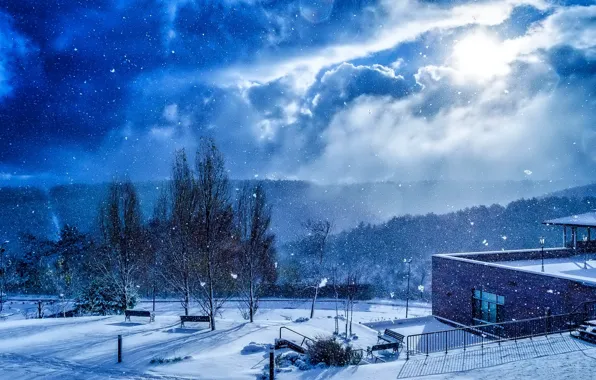 Картинка небо, облака, снег, деревья, здание, Зима, скамейки