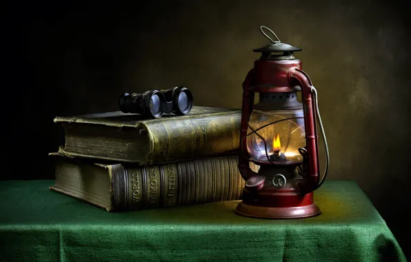 Книги, лампа, бинокль