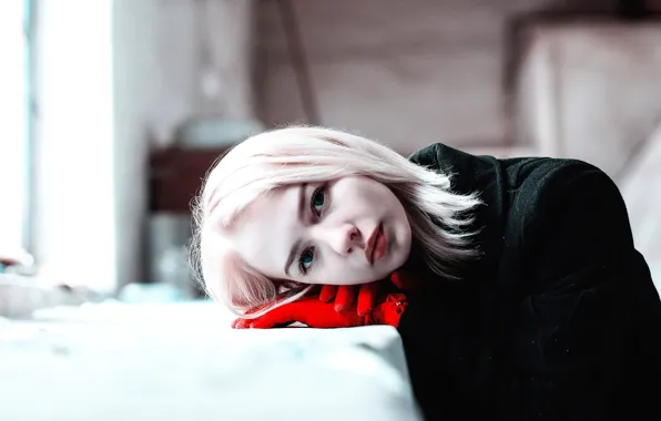 Губки, прелесть, пальто, красные перчатки