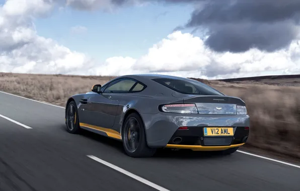 Картинка дорога, машина, Aston Martin, скорость, суперкар, supercar, вид сзади, V12