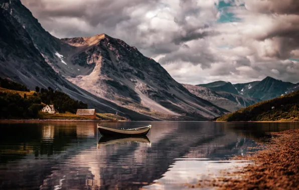 Картинка пейзаж, горы, тучи, природа, озеро, лодка, дома, Норвегия