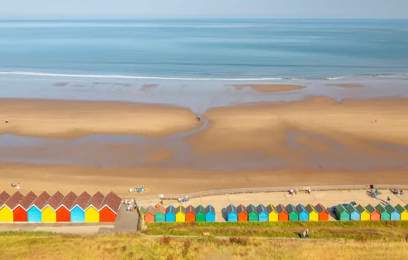 Пляж, океан, Англия, отлив, Северный Йоркшир, North Yorkshire, золотые пески и красочные хижины Уэст-Клифф-Бич, приморский …