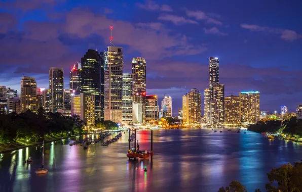 Картинка ночь, огни, река, дома, небоскребы, лодки, Австралия, Brisbane