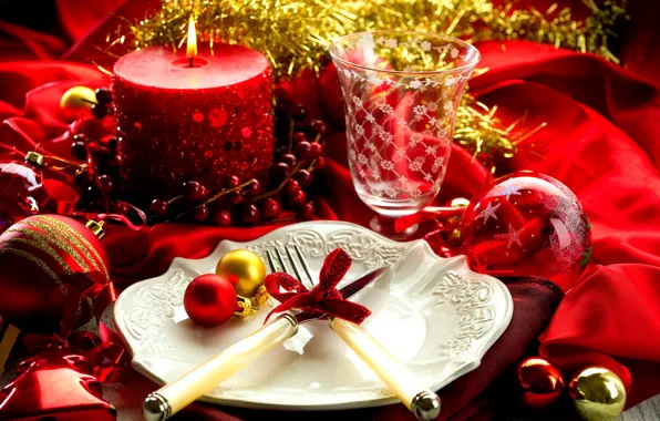 Картинка шарики, стол, праздник, свеча, Новый Год, бокалы, тарелка, вилки