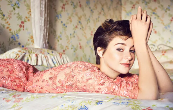 Девушка, платье, актриса, розовое, лежит, шатенка, Shailene Woodley, Шейлин Вудли
