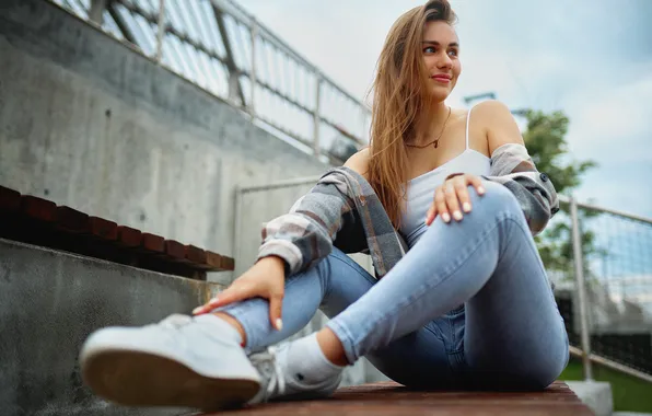 Улыбка, джинсы, позитив, сидя, Nastya, девушка позирует, белые кроссовки, городская фотосессия