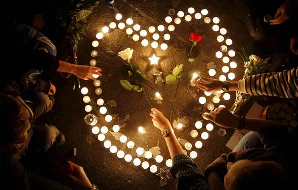 Картинка сердце, Франция, свечи, Марсель, Старый порт, в память жертв терактов в Париже, 14-е ноября 2015 …