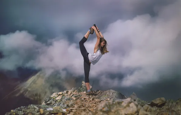 Картинка девушка, облака, горы, спортсменка, Stretch, растяжка