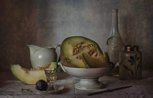 Бутылка, дыня, слива