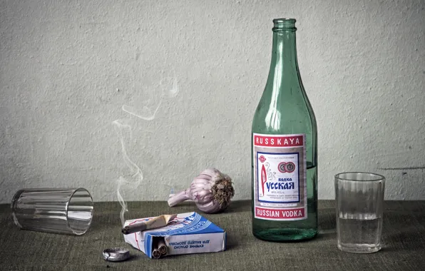 Картинка бутылка, натюрморт, водка, smoke, окурок, дымок, still life, vodka