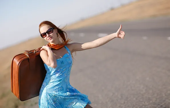 Картинка девушка, платье, шоссе, очки, чемодан, стоит, жест, рыжеволосая