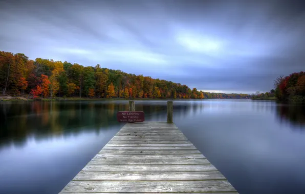 Картинка осень, небо, вода, деревья, тучи, гладь, отражение, табличка
