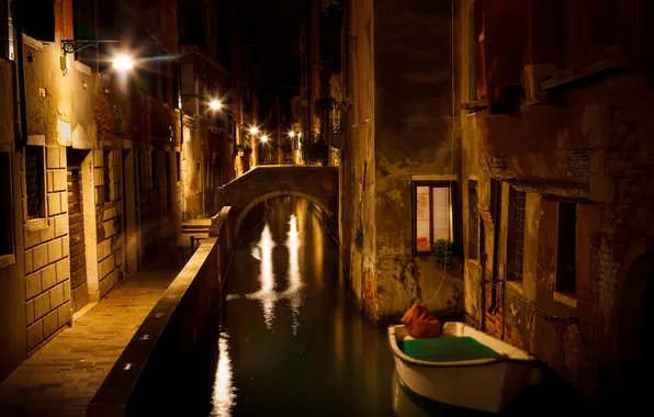 Картинка ночь, огни, лодка, дома, фонари, Италия, Венеция, канал