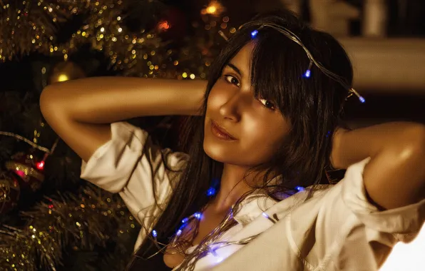 Картинка lights, girl, beautiful, look, pose, Christmas tree, Kide Fotoart
