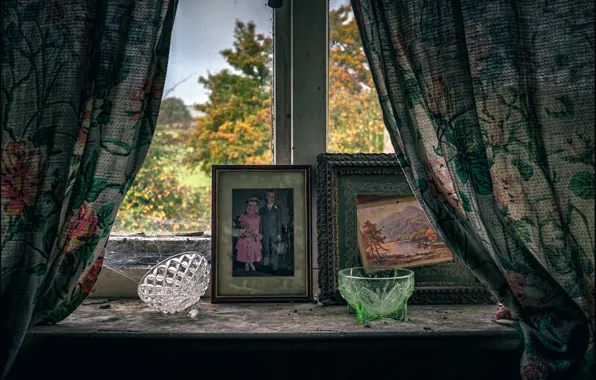 Картинка грусть, осень, окно, старые фотографии