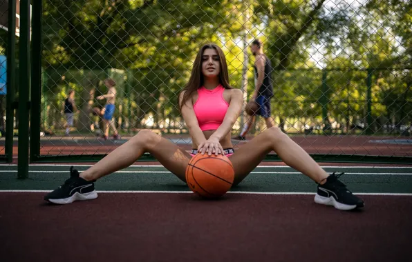 Картинка девушка, поза, сетка, ноги, мяч, топ, кроссовки, спортивная площадка