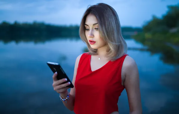 Лето, взгляд, девушка, природа, река, вечер, телефон, красотка