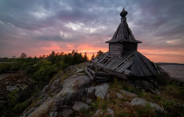 Скалы, доски, церковь, руины