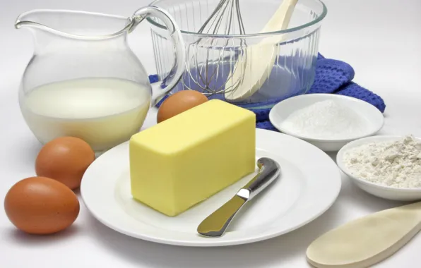 Масло, яйца, молоко, нож, тарелки, кувшин, мука, лопаточка