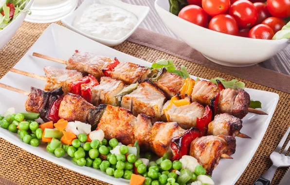 Горошек, мясо, овощи, помидоры, соус, блюдо, шашлыки
