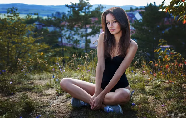 Картинка трава, солнце, деревья, цветы, поза, макияж, брюнетка, прическа