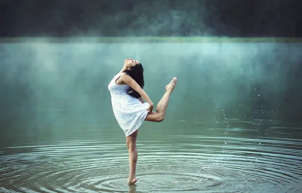 Вода, девушка, туман, танец, утро