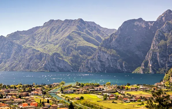 Картинка горы, озеро, дома, Италия, городок, Lake Garda, Torbole
