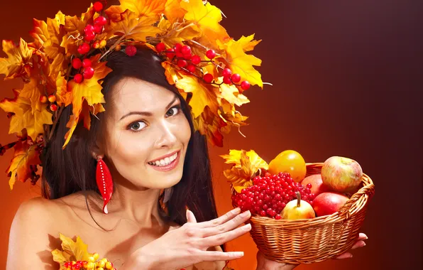 Картинка осень, листья, девушка, лицо, улыбка, ягоды, фрукты