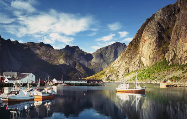 Картинка небо, облака, горы, скалы, дома, бухта, лодки, Норвегия