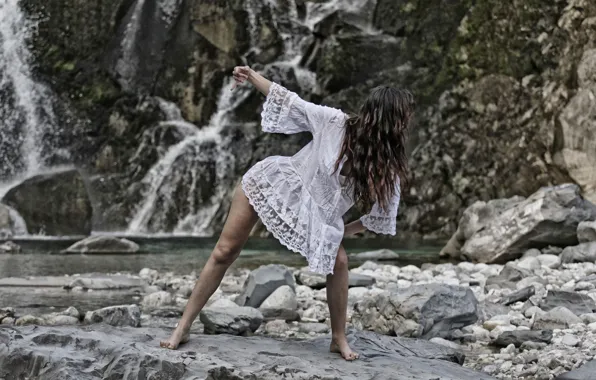 Девушка, камни, танец, горная река