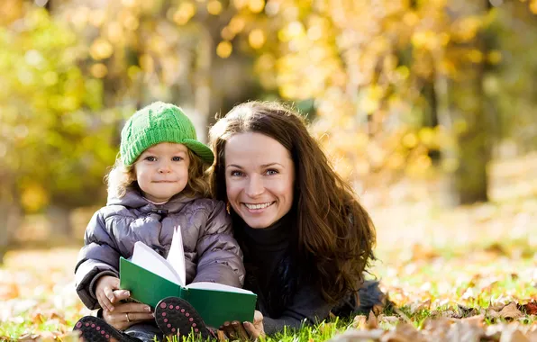 Картинка осень, листья, девушка, парк, книга, ребёнок, улыбки