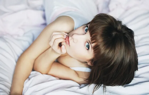 Картинка взгляд, постель, look, bed, beautiful woman, короткая стрижка, красивая женщина, short haircut