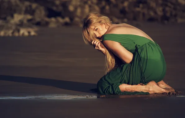 Песок, пляж, поза, платье, блондинка