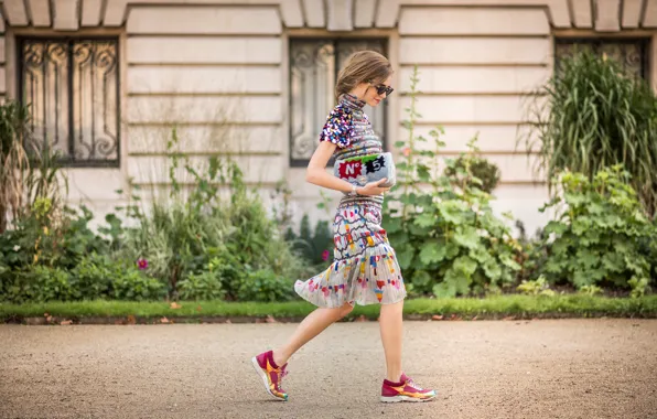 Картинка лето, девушка, город, улица, модель, очки, кроссовки, street style