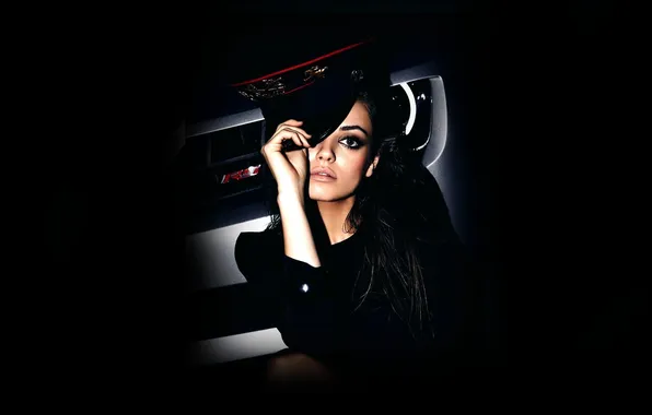 Картинка девушка, брюнетка, фуражка, Mila Kunis, тёмный фон, Мила Кунис